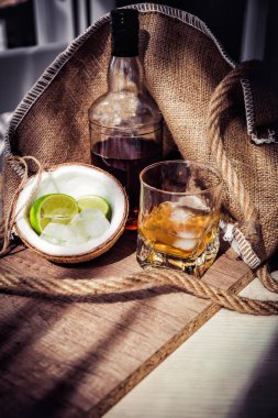 Buzlu rom ve hindistan cevizi, limonlu rom.