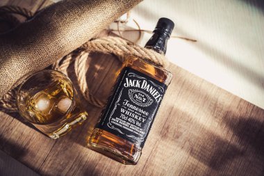 Lviv, Ukrayna - Nisan 07.2020: Jack Daniels şişe ve bir bardak viski, eski usul fotoğraf, buzlu viski