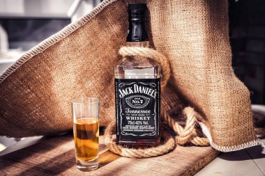 Lviv, Ukrayna - Nisan 07.2020: Jack Daniels viski, bodrumda viski şişesi, viski üretimi