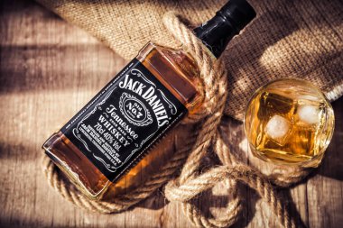 Lviv, Ukrayna - Nisan 07.2020: Jack Daniels viski, bodrumda viski şişesi, viski üretimi