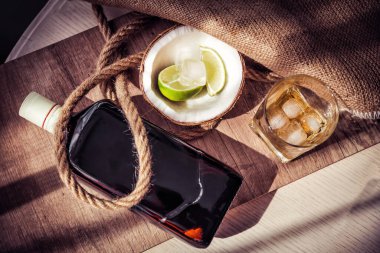 Bir şişe eski rom, buzlu ve hindistan cevizli nintendo romu.