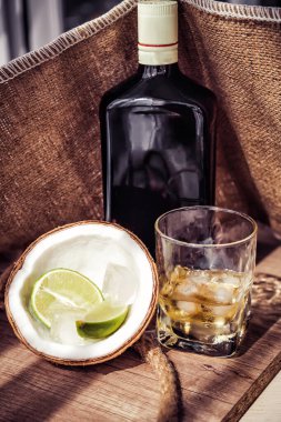 Bir şişe eski rom, buzlu ve hindistan cevizli nintendo romu.