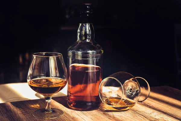 ブランデー コニャ テーブルの上にウイスキーのグラス — ストック写真