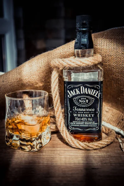 Lwów Ukraina Kwiecień 2020 Butelka Jacka Danielsa Szklanka Whisky Stare — Zdjęcie stockowe