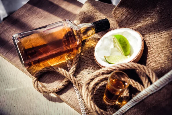 Butelka Rumu Lodem Limonkowym Kokosowym Kieliszki Kokosowe Rum — Zdjęcie stockowe