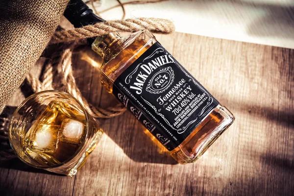 Lviv, Ukrayna - Nisan 07.2020: Jack Daniels şişe ve bir bardak viski, eski usul fotoğraf, buzlu viski