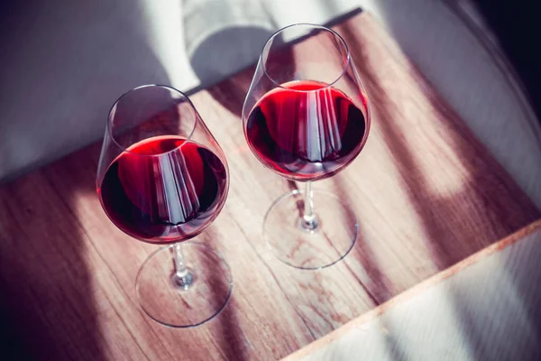 Rotweingläser Auf Einem Kouontisch Rotwein — Stockfoto