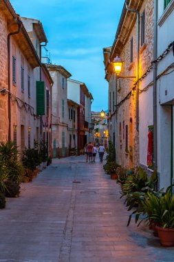 Mallorca, İspanya 'nın eski Alcudia kasabasındaki dar bir caddenin gece veya gündüz manzarası