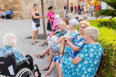 Palma de Mallorca İspanya, 8 Temmuz 2019 - Mallorca 'nın eski Alcudia Kasabası' nı gezen kıdemli turistler