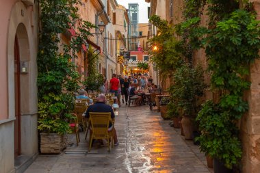Mallorca, İspanya 'nın eski Alcudia kasabasındaki dar bir caddenin gece veya gündüz manzarası