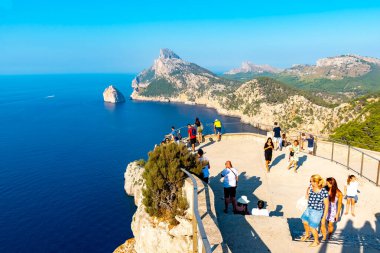 Mallorca, İspanya - 8 Temmuz 2019: Mirador es Colomer - 200 metre yüksekliğindeki kayanın üzerinde bulunan Cap de Formentor 'un ana bakış açısını ziyaret eden turistler. Mallorca, İspanya