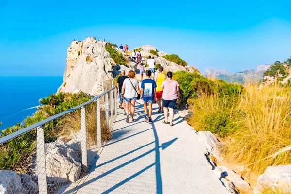 Mallorca, Spanje - 8 juli 2019: Mirador es Colomer - toeristen bezoeken het belangrijkste uitzichtpunt op Cap de Formentor gelegen op meer dan 200 m hoge rots. Mallorca, Spanje — Stockfoto
