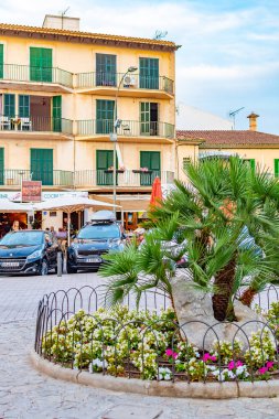 İspanya Mallorca, 8 Temmuz 2019 - Alcudia eski kasaba tarihi Porta del Moll kapısı manzaralı