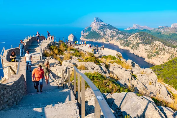 Mallorca, Spanje - 8 juli 2019: Mirador es Colomer - toeristen bezoeken het belangrijkste uitzichtpunt op Cap de Formentor gelegen op meer dan 200 m hoge rots. Mallorca, Spanje — Stockfoto