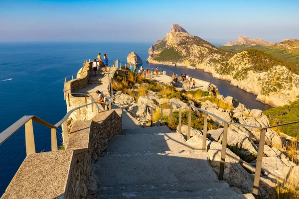 2019 년 7 월 8 일에 확인 함 . Mallorca, Spain - 7 월 8 일 : Mirador es colomer - tourists visiting the main view at cap de formentor at 200 m high rock. 스페인, 말로 카 — 스톡 사진