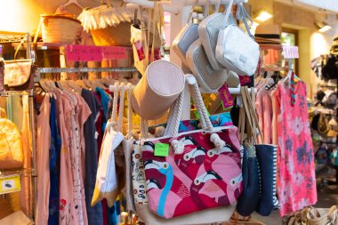 Mallorca, İspanya - 8 Temmuz 2019: Eski Alcudia kasabasında dar bir sokakta esnaf dükkanları