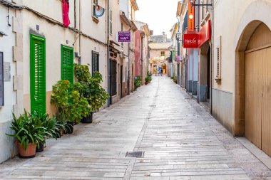 Mayorka Mallorca 'daki Alcudia Eski Kasabası' nın güzel dar tarihi sokakları