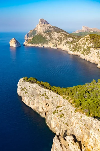 Mirador es Colomer - a Cap de Formentor fő nézete több mint 200 m magas sziklán, Mallorca, Spanyolország — Stock Fotó