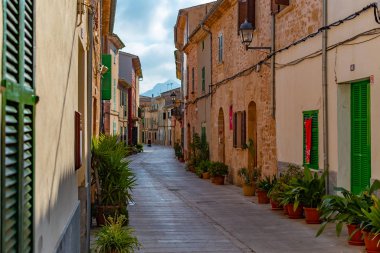 Mayorka Mallorca 'daki Alcudia Eski Kasabası' nın güzel dar tarihi sokakları