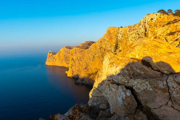 Маяк в Cap Formentor во время восхода солнца, Майорка, Средиземное море — стоковое фото