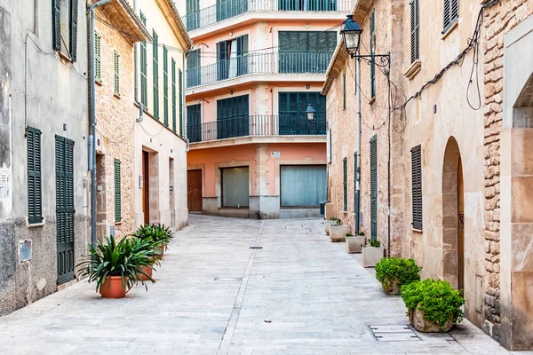 Hermosas calles históricas estrechas del casco antiguo de Alcudia en Mallorca Mallorca — Foto de Stock