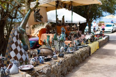 Mallorca, İspanya, 19 Temmuz 2019: Potter seramik çömlek ürünleri satıyor