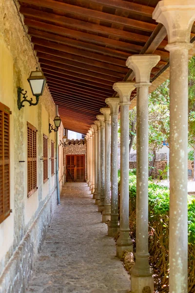 Calle con columnas cerca del parque en el monasterio de Valldemossa, Mallorca, España —  Fotos de Stock