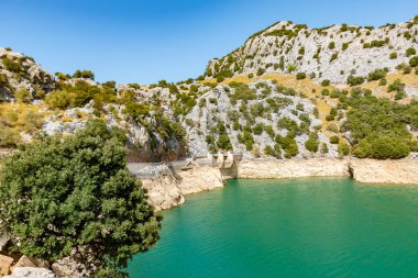 Renkli Gorg Gölü Blau, Mallorca, Ballears. Mallorca, Ballears 'daki Renkli Gorg Gölü Blau