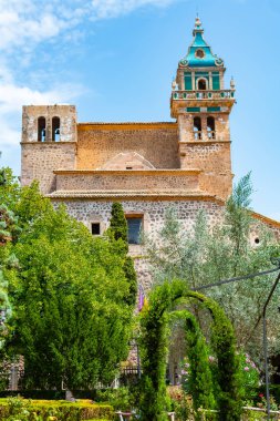 Santa Catalina Thomas Katedrali Valldemossa 'da güneşli bir yaz gününde mavi gökyüzü ile