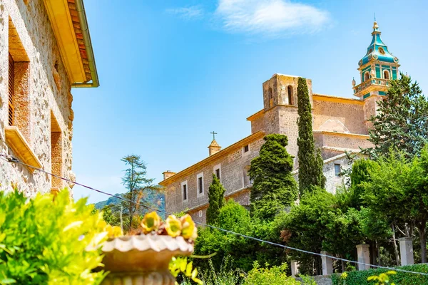 Catedral de Santa Catalina Thomas en Valldemossa en un soleado día de verano en junio con cielo azul — Foto de Stock