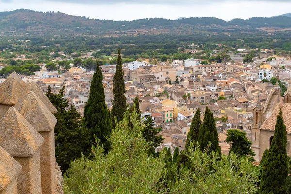 Vistas del paisaje urbano del pueblo histórico medieval Arta, Mallorca, Islas Baleares, España — Foto de Stock