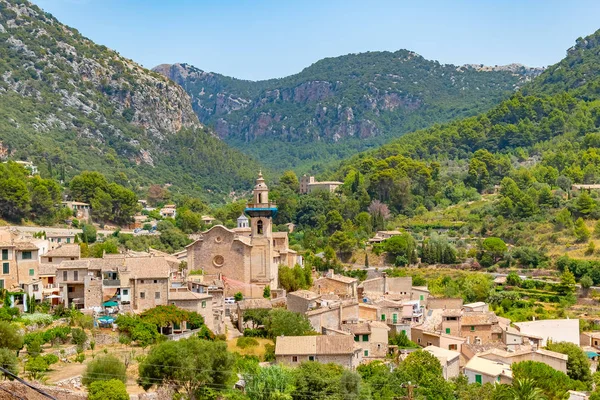 Increíble paisaje urbano de Valldemossa Chopin pueblo tomado en un día soleado de verano, Mallorca, España — Foto de Stock