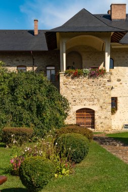 Sucevita Manastırı 'nın muhteşem yaz manzarası, Doğu Ortodoks Kilisesi, Bukovina bölgesi, Romanya ve Avrupa' nın olağanüstü sabah manzarası