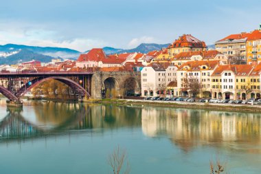 Maribor 'un muhteşem manzarası Eski şehir, Drava nehrindeki ortaçağ su kulesi, Slovenya