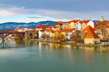 Maribor 'un muhteşem manzarası Eski şehir, Drava nehrindeki ortaçağ su kulesi, Slovenya