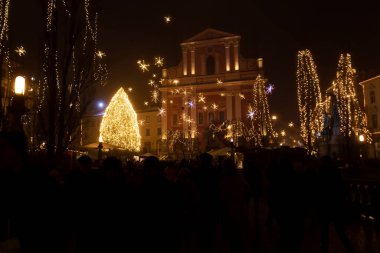 Peri masalı Ljubljana 'da Noel ağacı, köprü ve Noel süslemesi ile Noel Zamanı, Slovenya