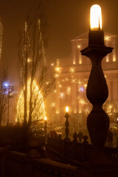 Сказочный город Любляна В рождественское время с елкой, мостом и рождественским убранством, Словения — стоковое фото