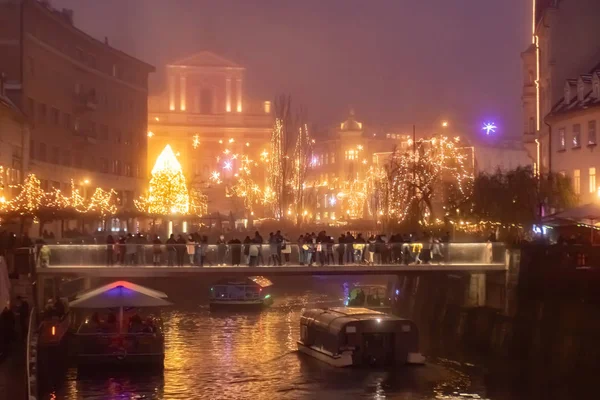 Sprookjesstad Ljubljana In kersttijd met kerstboom, brug en kerstversiering, Slovenië — Stockfoto