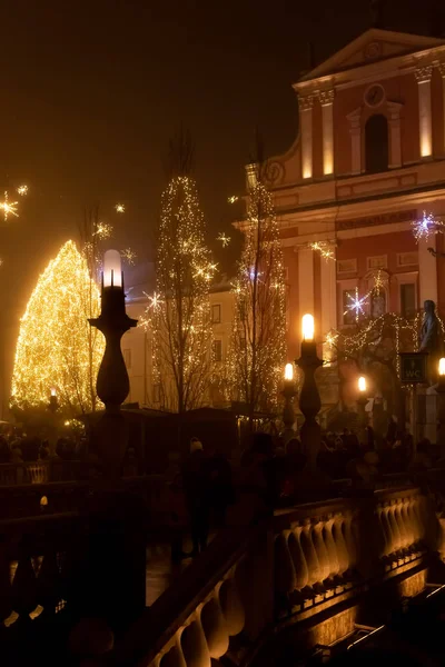 Peri masalı Ljubljana 'da Noel ağacı, köprü ve Noel süslemesi ile Noel Zamanı, Slovenya — Stok fotoğraf