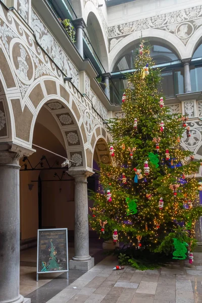 Ljubljana, Slovenië, 15 december 2019 - Het stadhuis van Ljubljanas met prachtige architectuur en decoratie — Stockfoto