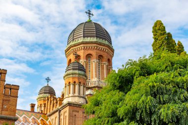 Güneşli sonbahar gününde Chernivtsi Ulusal Üniversitesi 'nin eşsiz mimarisi, Ukrayna