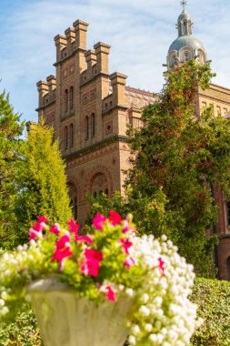 Güneşli sonbahar gününde Chernivtsi Ulusal Üniversitesi 'nin eşsiz mimarisi, Ukrayna