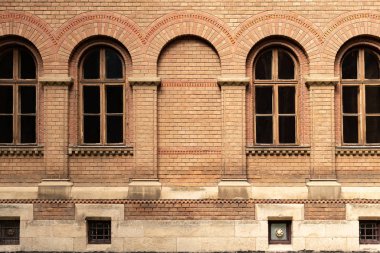 Güneşli sonbahar gününde Chernivtsi Ulusal Üniversitesi 'nin eşsiz mimarisi, Ukrayna