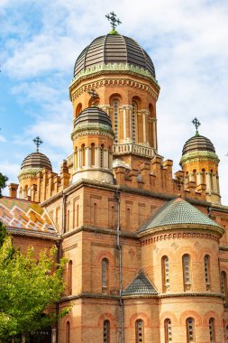Güneşli sonbahar gününde Chernivtsi Ulusal Üniversitesi 'nin eşsiz mimarisi, Ukrayna