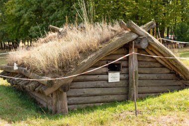 Chernivtsi, Ukrayna 'da tipik ahşap kulübeleri ve değirmenleri olan eski geleneksel mimari.