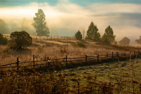 Bela paisagem montanhosa na manhã de outono perto do Parque Nacional das Montanhas Rodnei, Romênia — Fotografia de Stock