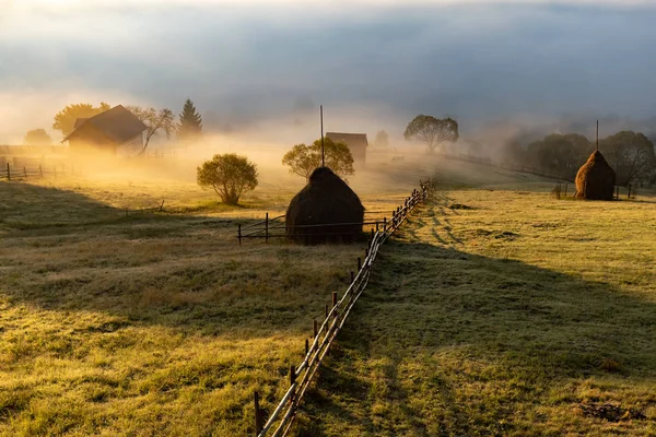 Bela paisagem montanhosa na manhã de outono perto do Parque Nacional das Montanhas Rodnei, Romênia — Fotografia de Stock