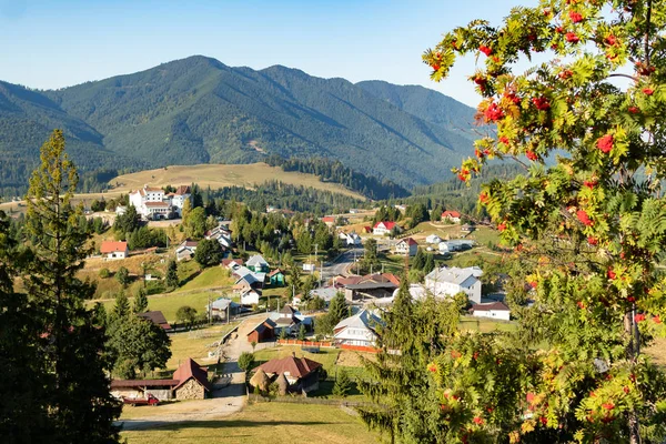 Чудовий краєвид Тігута проходить через село в Північній Румунії в сонячний осінній день. — стокове фото