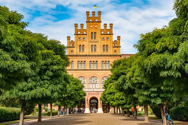 Güneşli sonbahar gününde Chernivtsi Ulusal Üniversitesi 'nin eşsiz mimarisi, Ukrayna