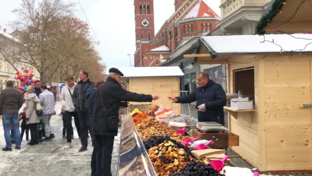 2014 년 12 월 15 일에 확인 함 . Maribor, Slovenia, 15 December 2019 - advent Christmas market in Maribor, Slovenia, 4K footage video — 비디오